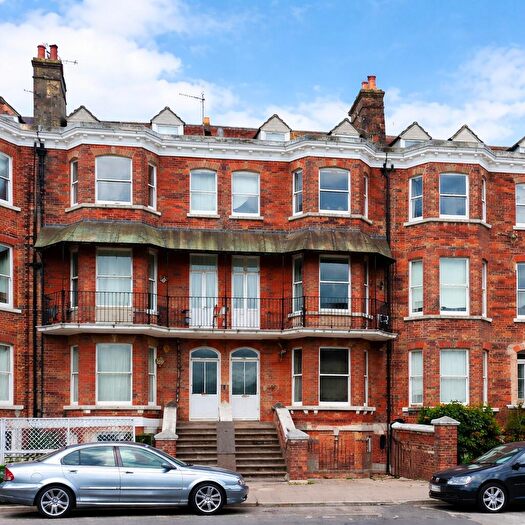 1 Bedroom Flat For Sale In South Terrace, Littlehampton, BN17