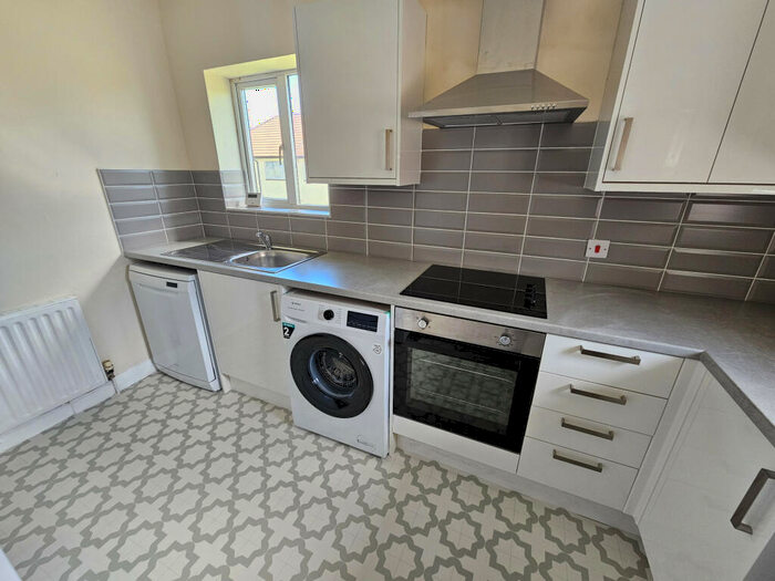 2 Bedroom Flat To Rent In Sandringham Way, Leeds, LS17