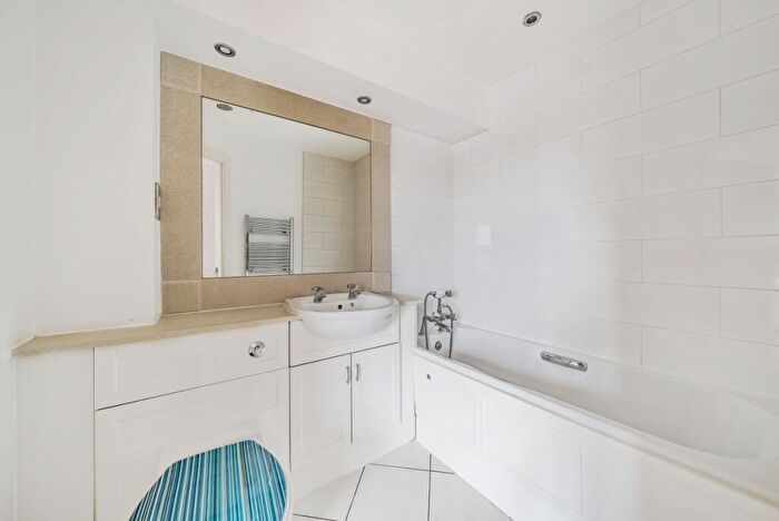 2 Bedroom Apartment To Rent In Seven Kings Way, Kingston, KT2