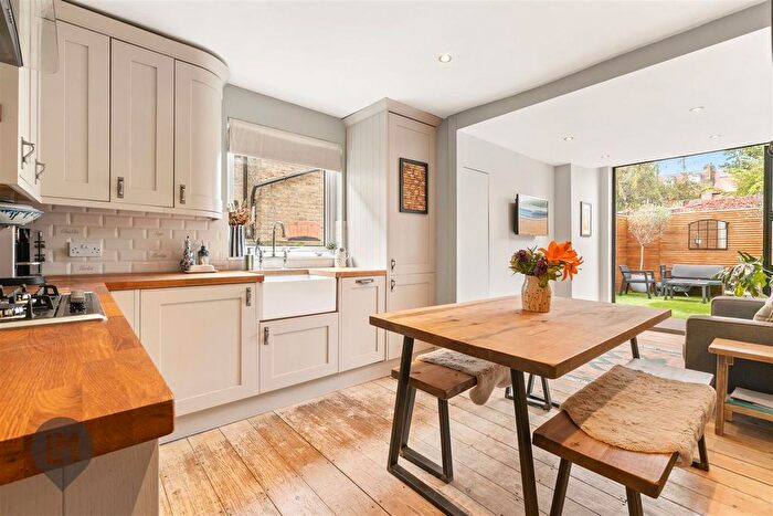 2 Bedroom Flat For Sale In Balvernie Grove, London, SW18