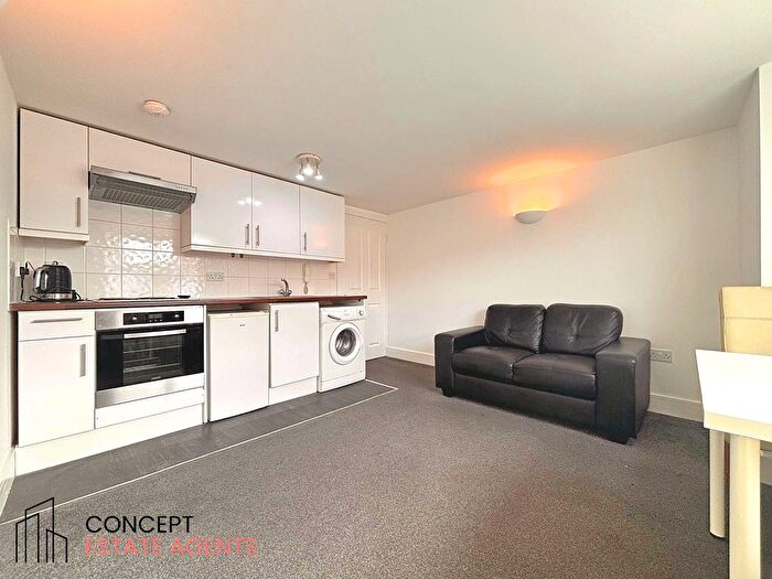 1 Bedroom Flat To Rent In Blackshaw Road, Tooting Broadway, SW17