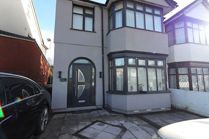 Semi-detached House To Rent In Stockingstone Road, Luton, LU2