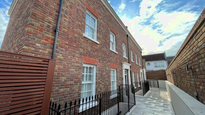 5 Bedroom Semi-Detached House To Rent In Kings Road, Richmond, TW10