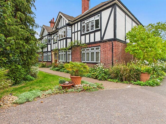 2 Bedroom Flat To Rent In Greytiles, Teddington, TW11