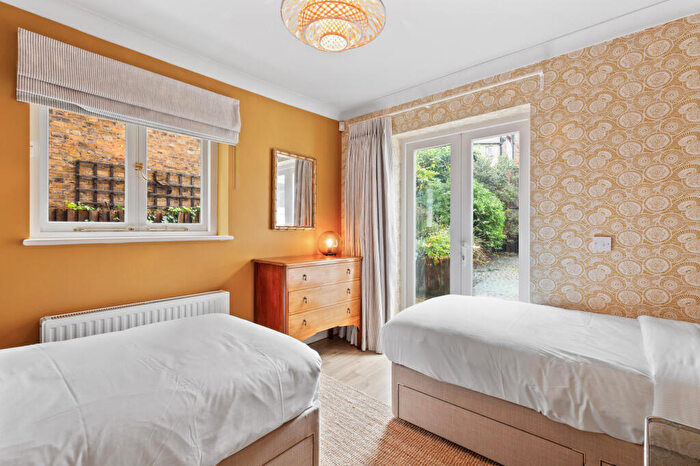 2 Bedroom Apartment To Rent In Gayville Road, London, SW11