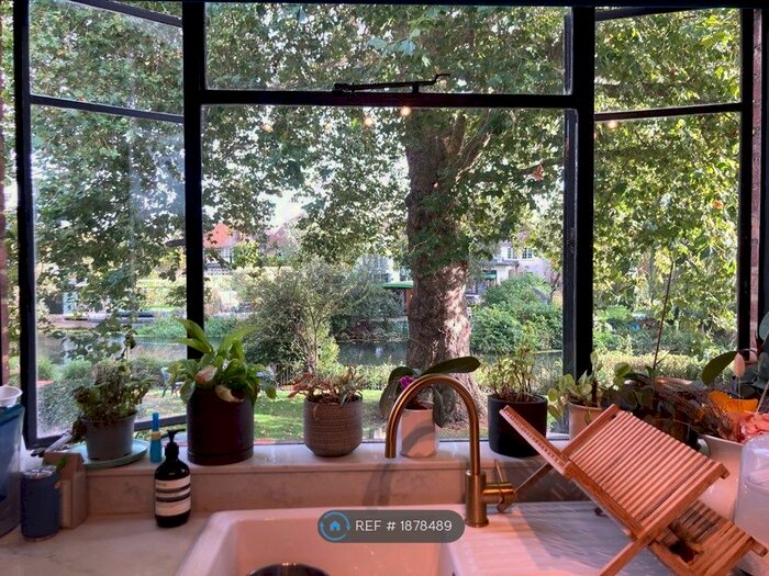 3 Bedroom Flat To Rent In Kingfisher Court, East Molesey, KT8