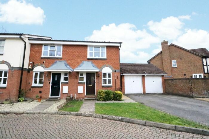 2 Bedroom End Of Terrace House To Rent In Rose Gardens, Farnborough, Hampshire, GU14