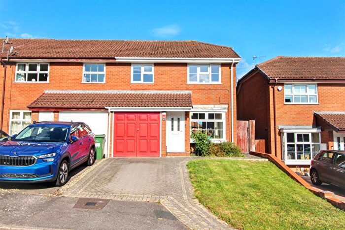 3 Bedroom End Of Terrace House For Sale In Hawley Close, Calcot, Reading, RG31