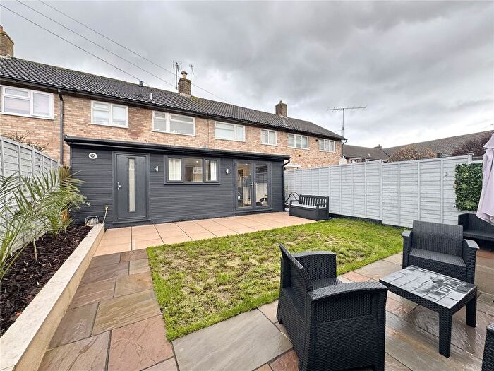 2 Bedroom Maisonette For Sale In Pinkerton Road, Basingstoke, Hampshire, RG22