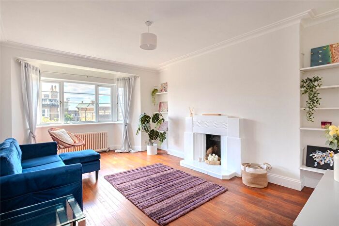 2 Bedroom Flat For Sale In Streatham High Road, London, SW16