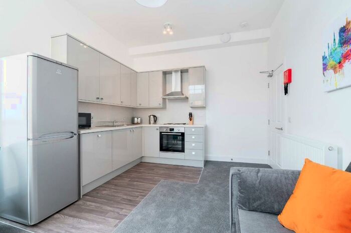 3 Bedroom Flat To Rent In South Bridge, Old Town, Edinburgh, EH1