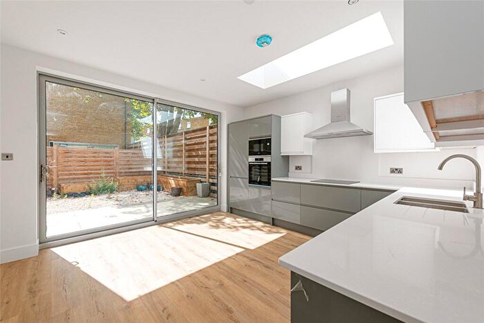 3 Bedroom Mews For Sale In Parkhurst Road, Islington, London, N7
