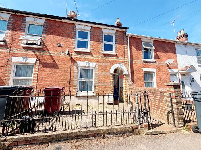 3 Bedroom Terraced House To Rent In Donnington Gardens, Reading, RG1