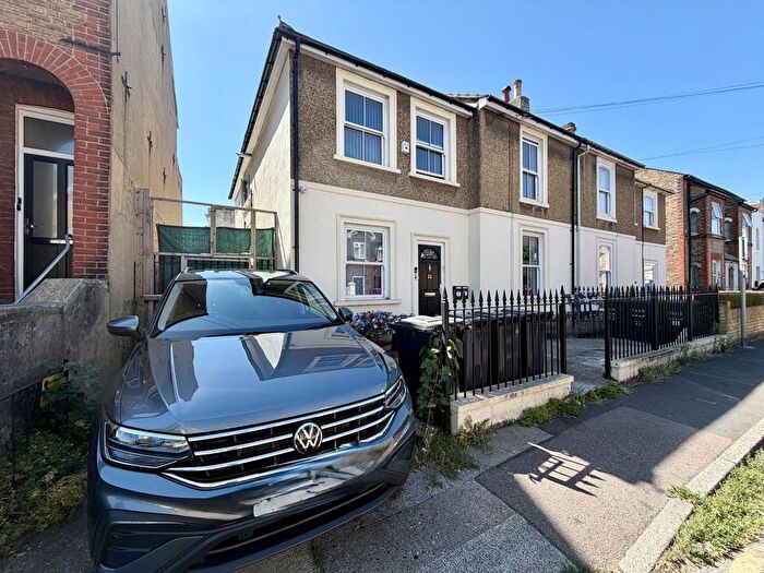 2 Bedroom Flat To Rent In Darnley Street, Gravesend, DA11