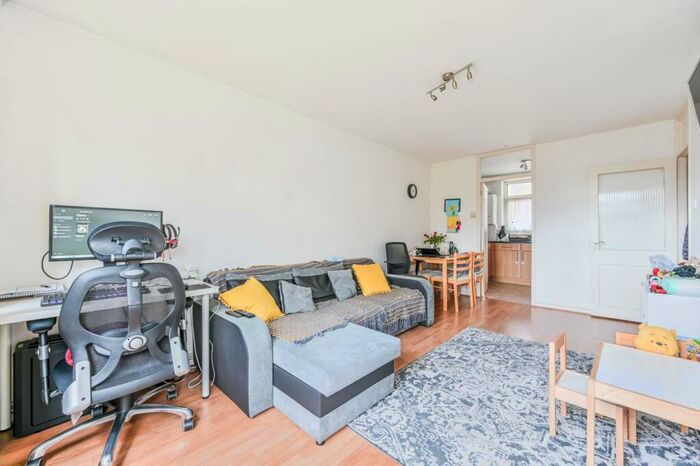 1 Bedroom Flat To Rent In Rosenau Road, Battersea Park, London, SW11