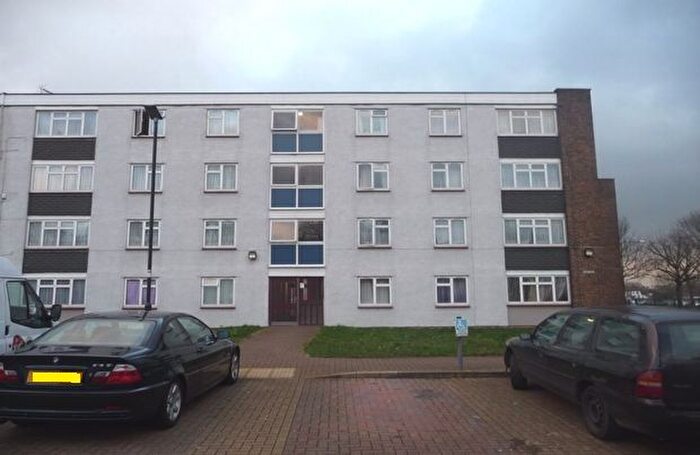 3 Bedroom Flat To Rent In Convent Way, Southall, UB2