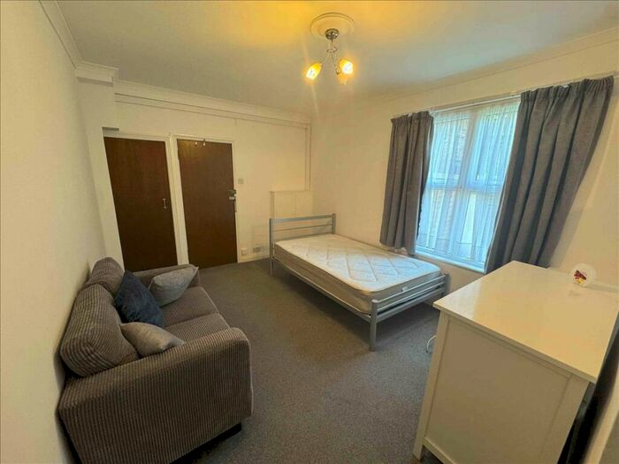 Studio To Rent In Skardu Road, London, NW2
