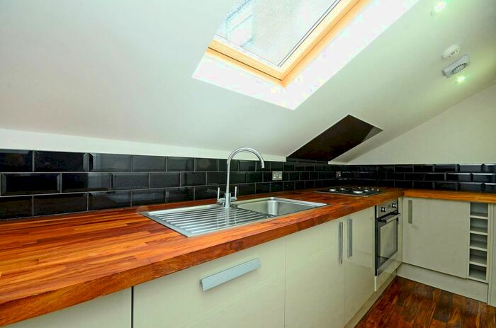2 Bedroom Flat To Rent In Upper Richmond Road, Putney, London, SW15
