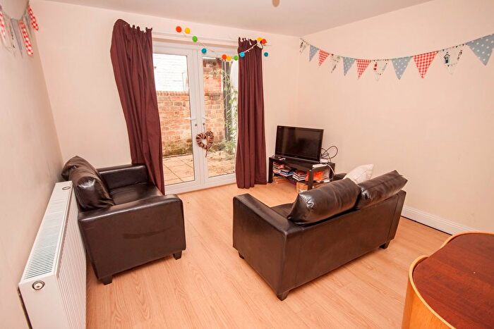 2 Bedroom Flat To Rent In Towers Avenue, Hillingdon, UB10