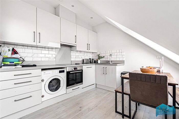 2 Bedroom Apartment For Sale In High Road, London, N20