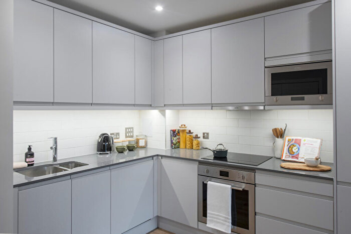 2 Bedroom Apartment To Rent In Moat Street, London, SW11