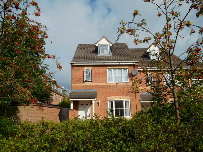 3 Bedroom Semi-Detached House To Rent In Modern Town House Book For, CV1