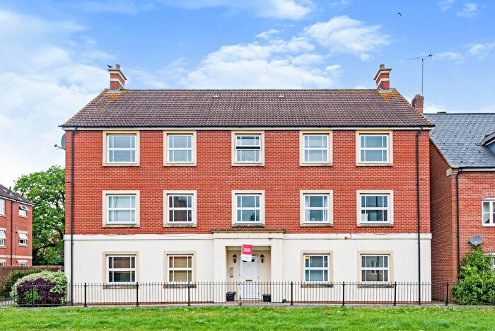 2 Bedroom Flat For Sale In Pioneer Road, Swindon, Wiltshire, SN25