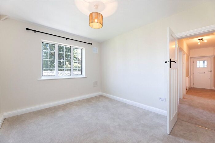 3 Bedroom Flat To Rent In Gloucester Court, Kew Road, Kew, TW9