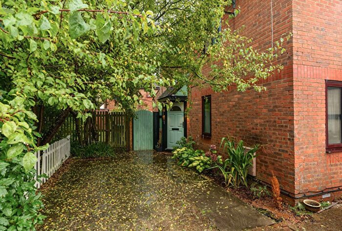 1 Bedroom End Of Terrace House For Sale In Clarence Way, Horley, Surrey, RH6