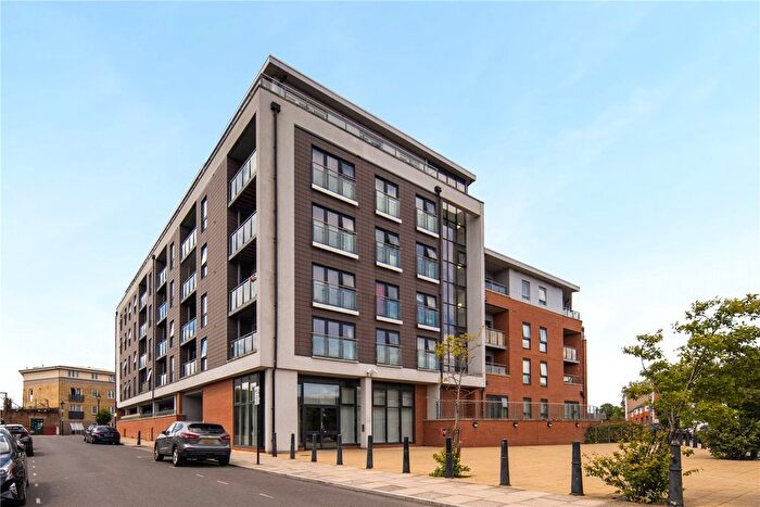 2 Bedroom Flat To Rent In Windsor Court, Mostyn Grove, Bow, London, E3