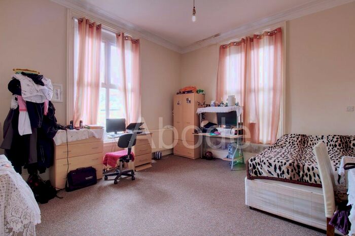 2 Bedroom Flat To Rent In - Victoria Road, Leeds, West Yorkshire, LS6