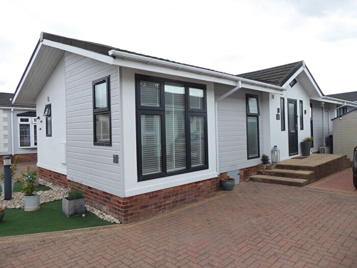 2 Bedroom Mobile/park Home For Sale In Hayes Country Park, Wickford, SS11