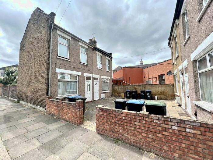 3 Bedroom Semi-Detached House To Rent In Woolmer Road, Edmonton, N18