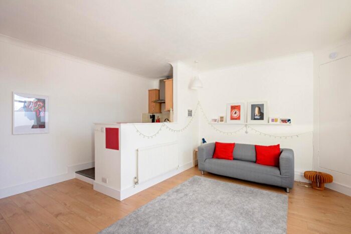 1 Bedroom Flat For Sale In Colleton Drive, Twyford, Reading, Berkshire, RG10