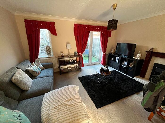 3 Bedroom Semi-Detached House For Sale In Warrener Close, Swindon, SN25