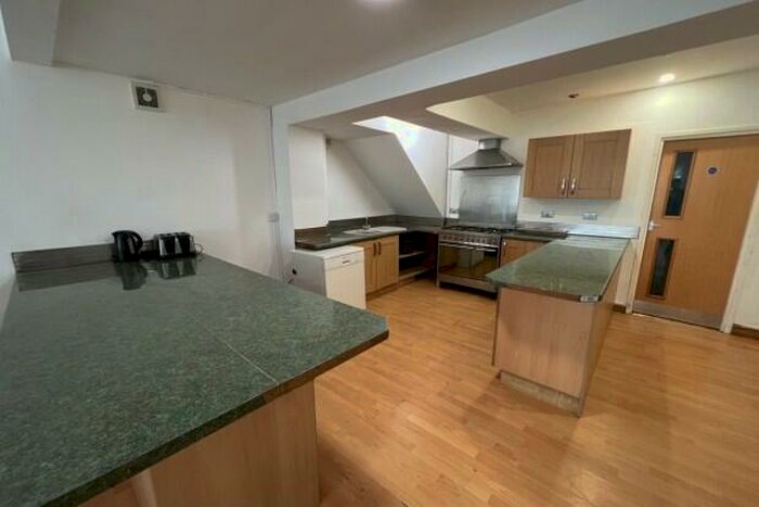 6 Bedroom Terraced House To Rent In Moy Road Cardiff, CF24