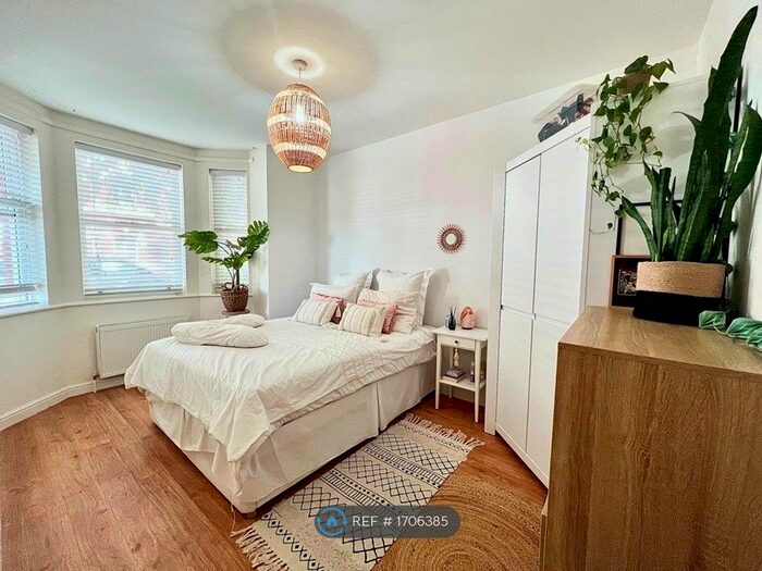 2 Bedroom Flat To Rent In Brattain Court, London, W3