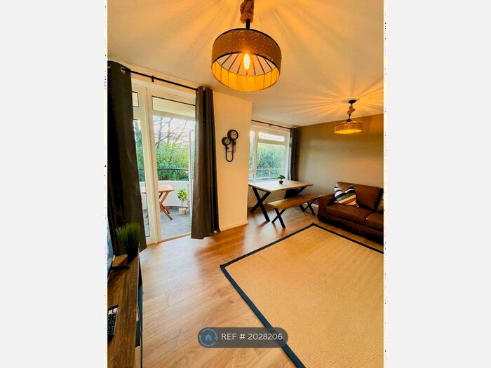 2 Bedroom Flat To Rent In Hillside Court, Penylan, Cardiff, CF23