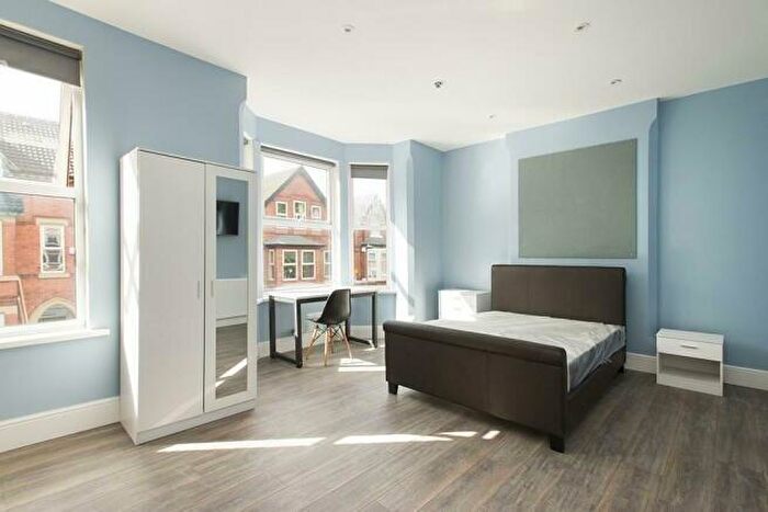 5 Bedroom Semi-Detached House To Rent In Bed, Derby Grove, Nottingham, NG7