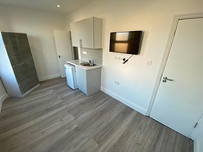 Studio To Rent In Selwyn Road, London, NW10