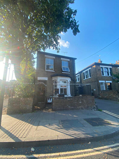 3 Bedroom Detached House To Rent In Eastway, Homerton, E9