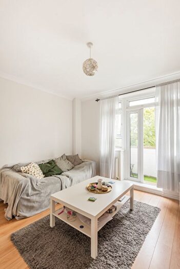 2 Bedroom Flat To Rent In Kings Avenue, London, SW4