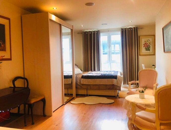 Studio To Rent In Townmead Rd, Fulham, London, SW6