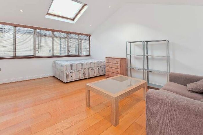 Studio To Rent In Ladbroke Mews, London, W11