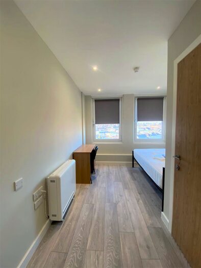 Studio To Rent In Room Available - Sunbridge Road, Bradford, BD1