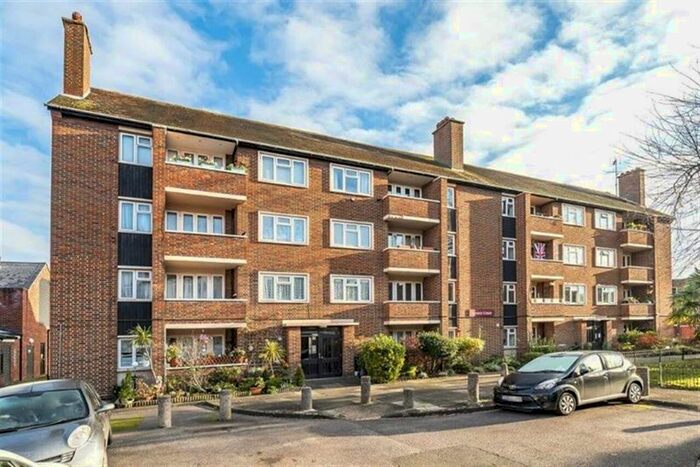 2 Bedroom Flat To Rent In Grove Road, London, SW13