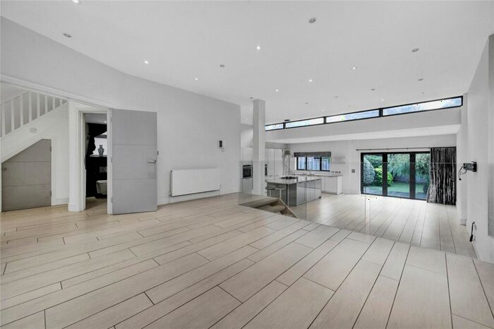 6 Bedroom Semi-Detached House To Rent In St Mary's Avenue, Finchley, N3