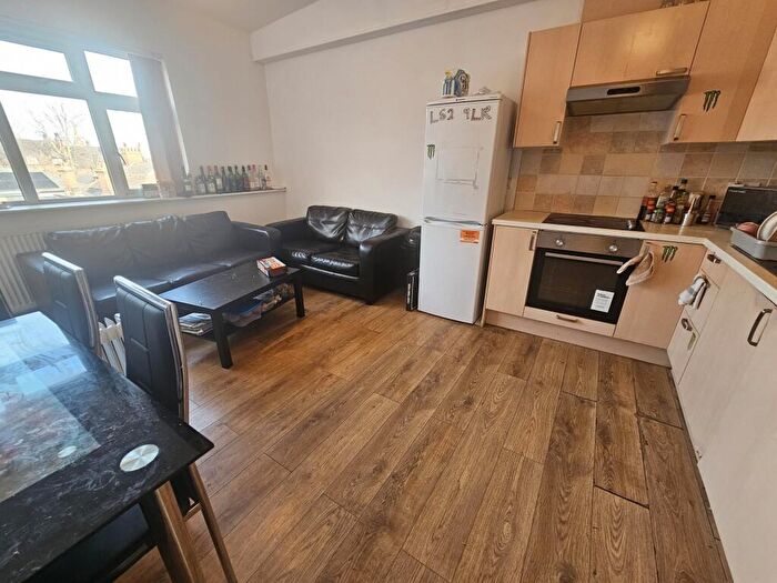 3 Bedroom Flat To Rent In Hyde Terrace, Leeds, LS2