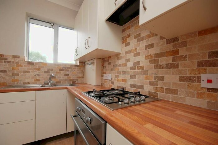 2 Bedroom Flat To Rent In Streatham High Road, Streatham, London, SW16