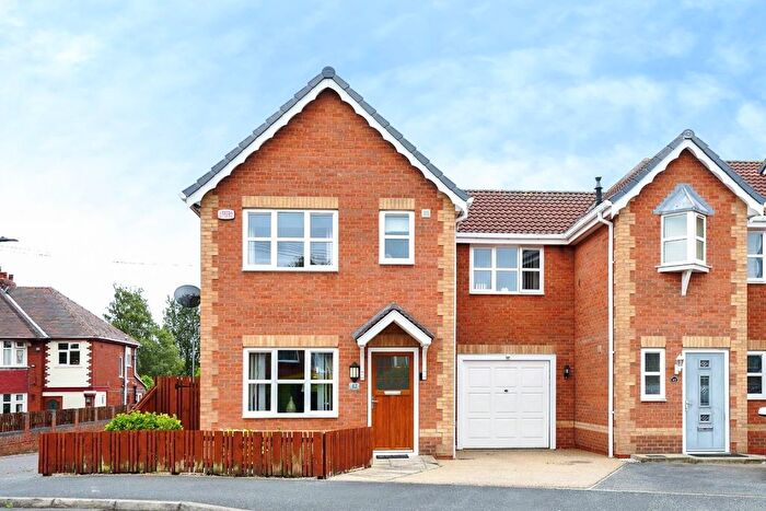 4 Bedroom Town House For Sale In Redhill Road, Castleford, WF10